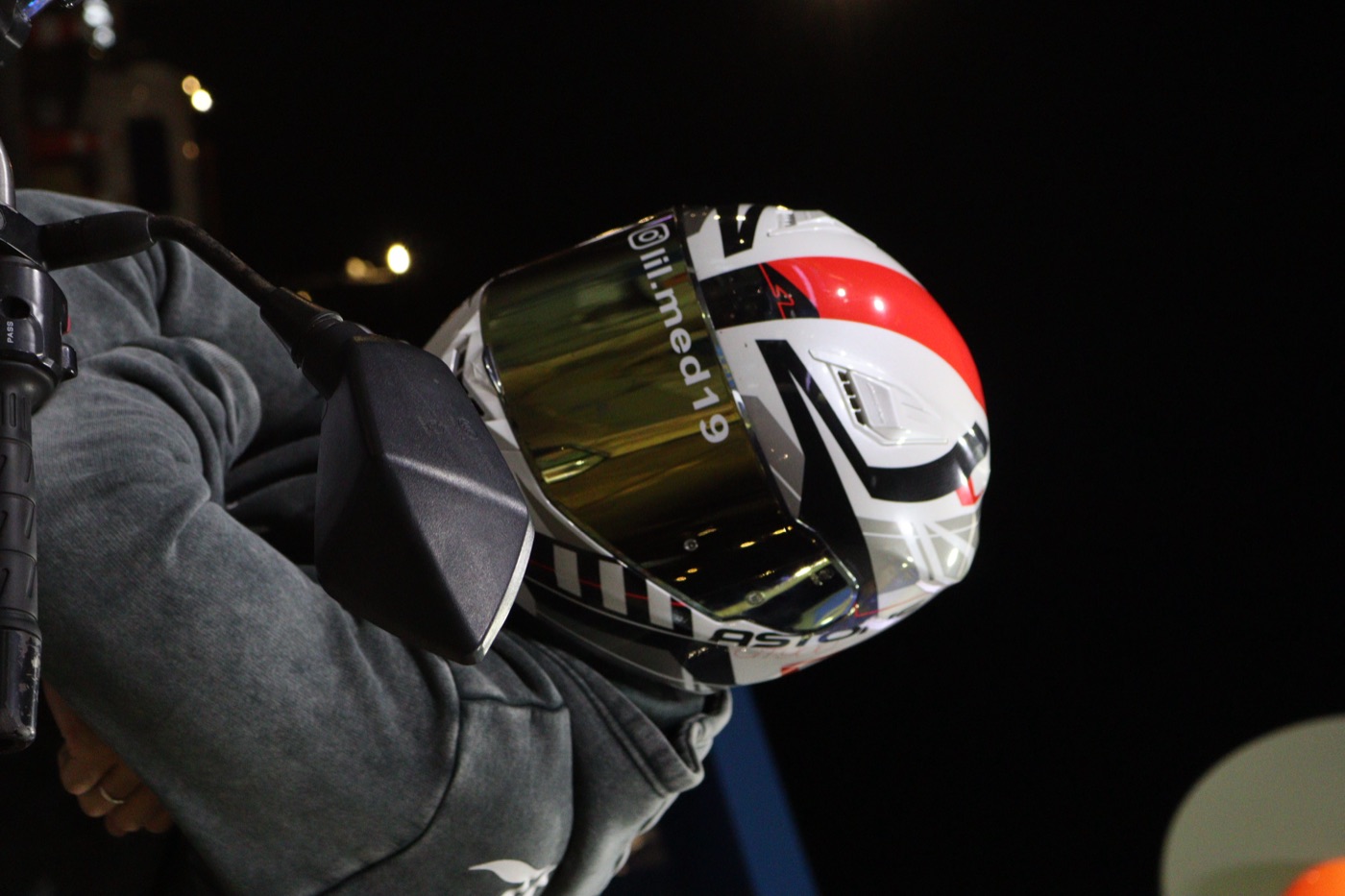 Portrait de nuit, casque de moto avec visière miroir.