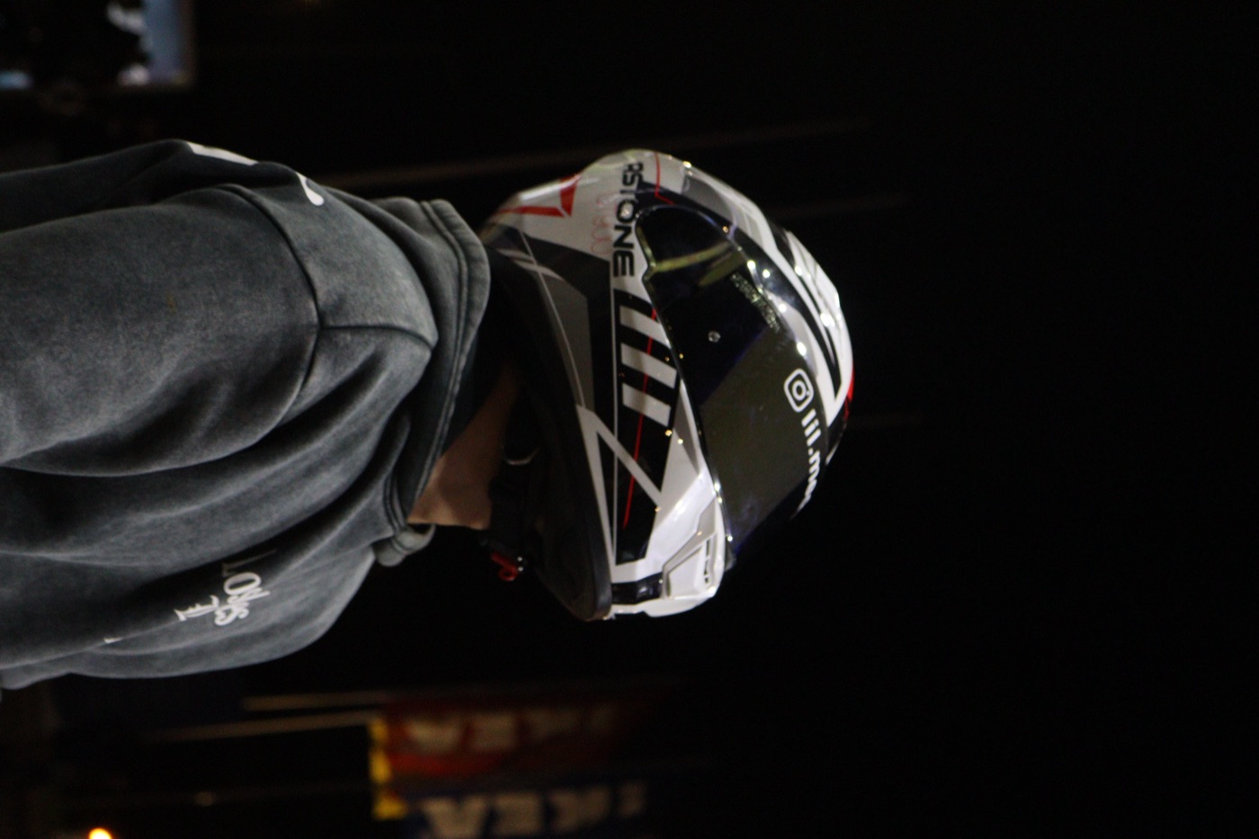 Portrait de profil, casque de moto RSTONE.