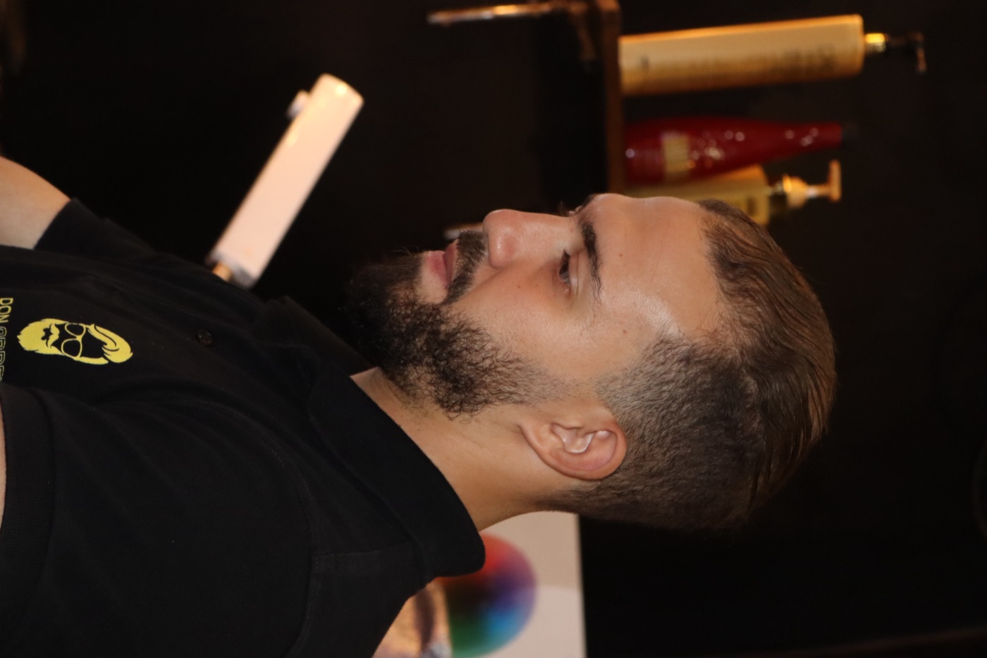 Portrait de profil en salon de coiffure.