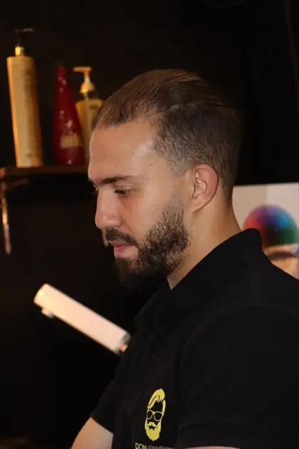 Portrait de profil en salon de coiffure.