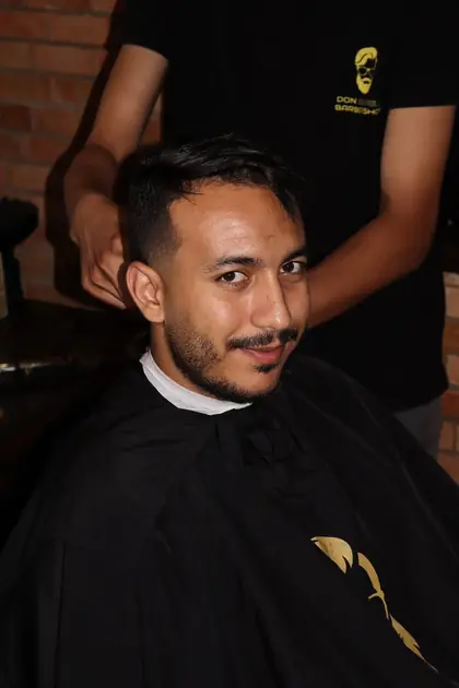 Portrait en barbershop, finition de coupe chez Don Barbershop.