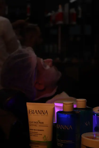 Soin du visage en cabine, produits de soin au premier plan.