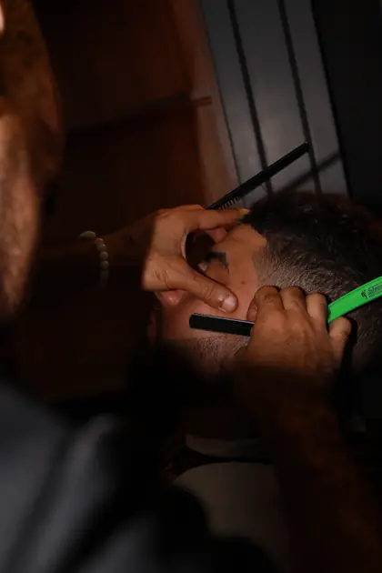 Rasage à la lame droite, mise en forme de la barbe chez Elpatron.